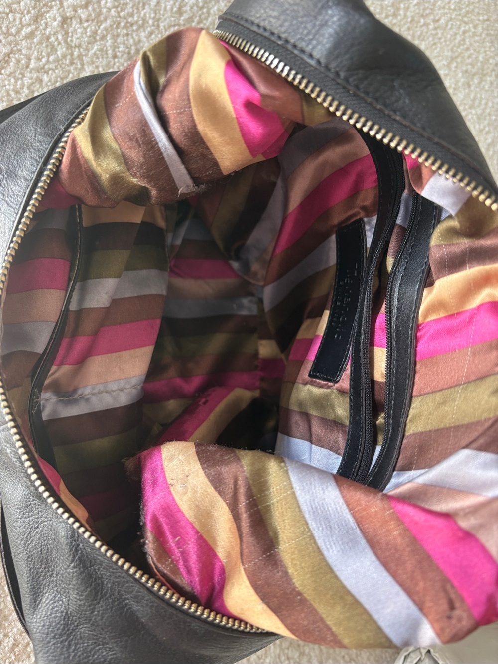 Black Leather Hobo Shoulder Bag - Classic Everyday Style - Picture 5 of 6
